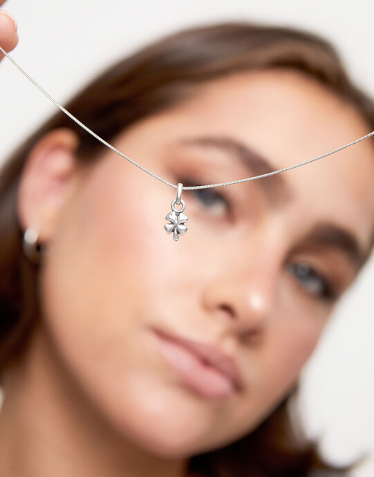 Charm  ba&ntilde;ado en plata de ley con forma de trebol., Plateado, large